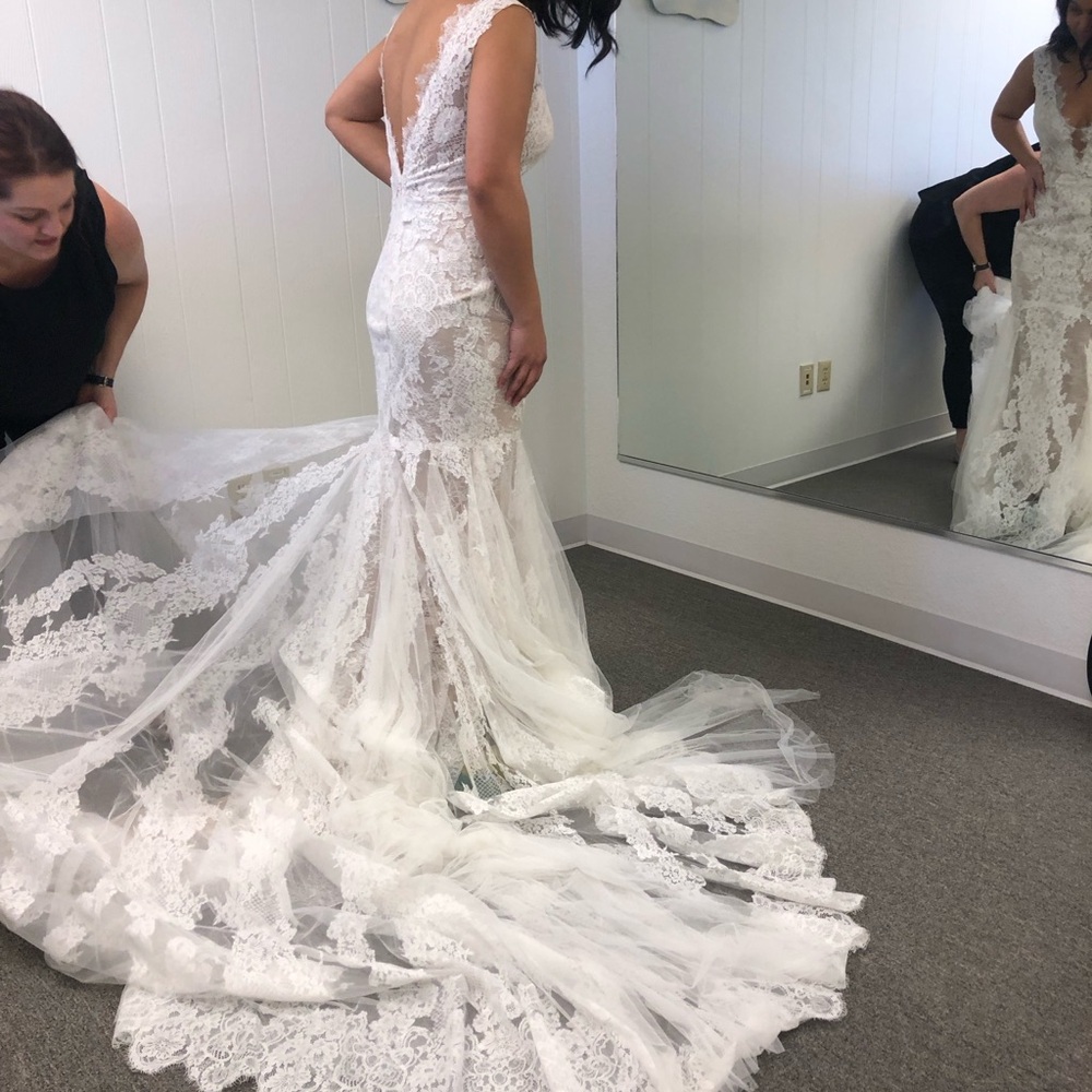 Elegant White Lace Wedding Dress